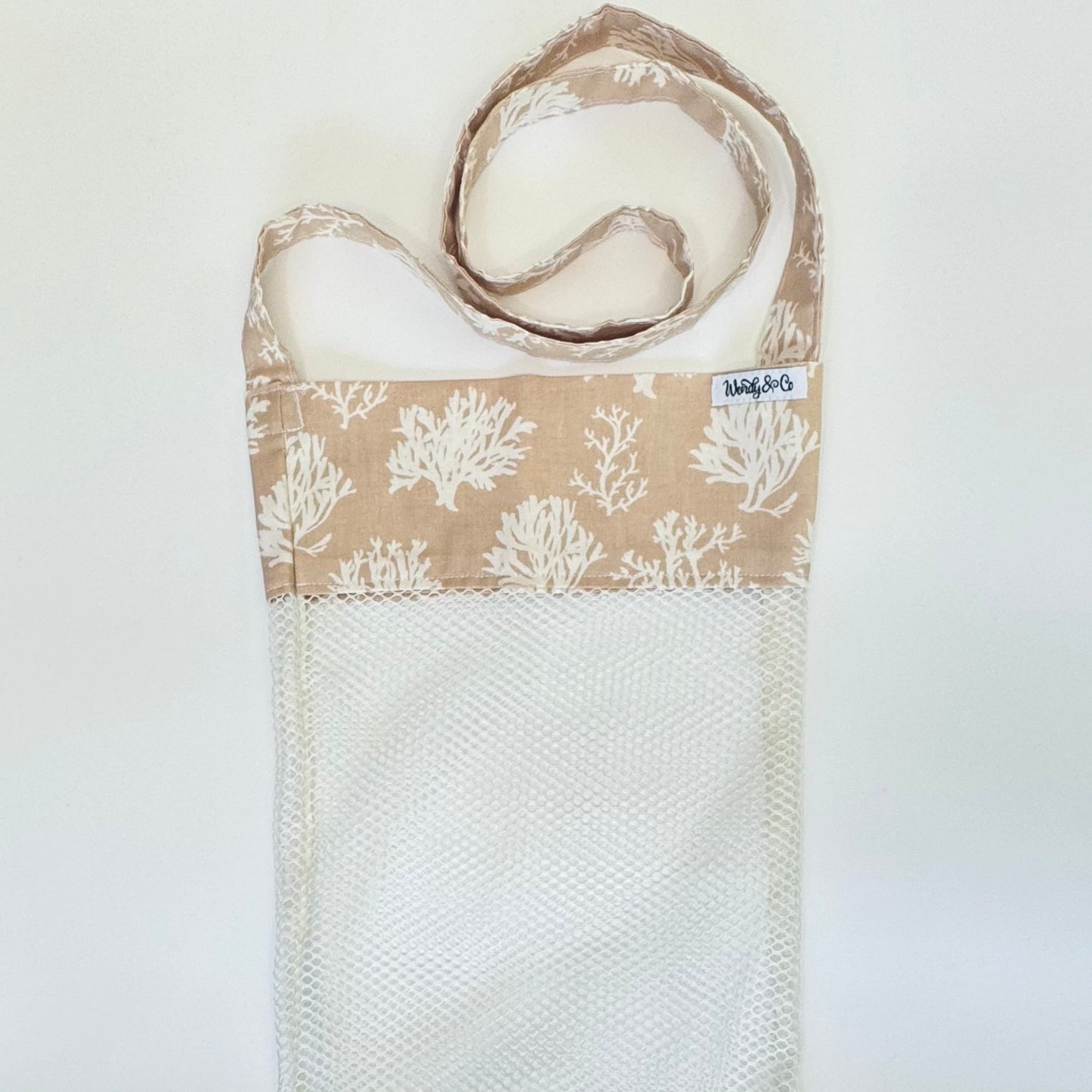 Crossbody seashell bag and tan and white.