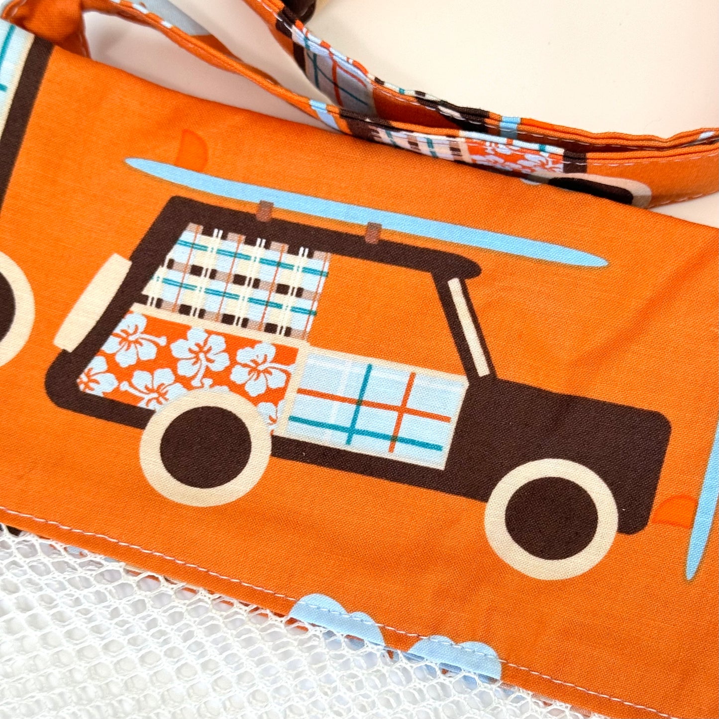 Woodie car on a seashell bag.