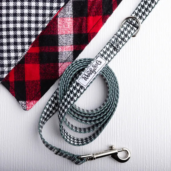 Close up of waterproof black and white leash.