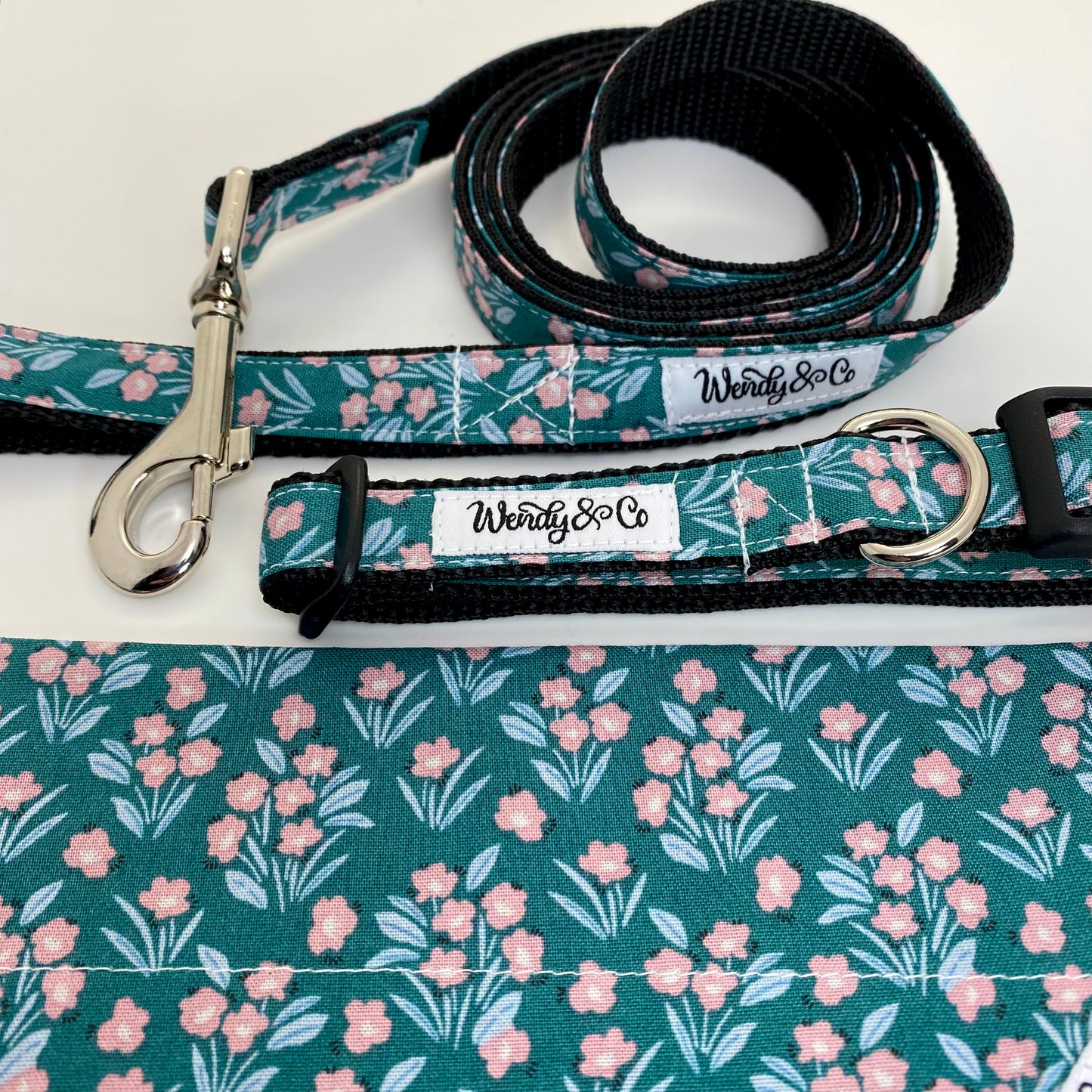 Dog leash, collar and bandana in floral print.