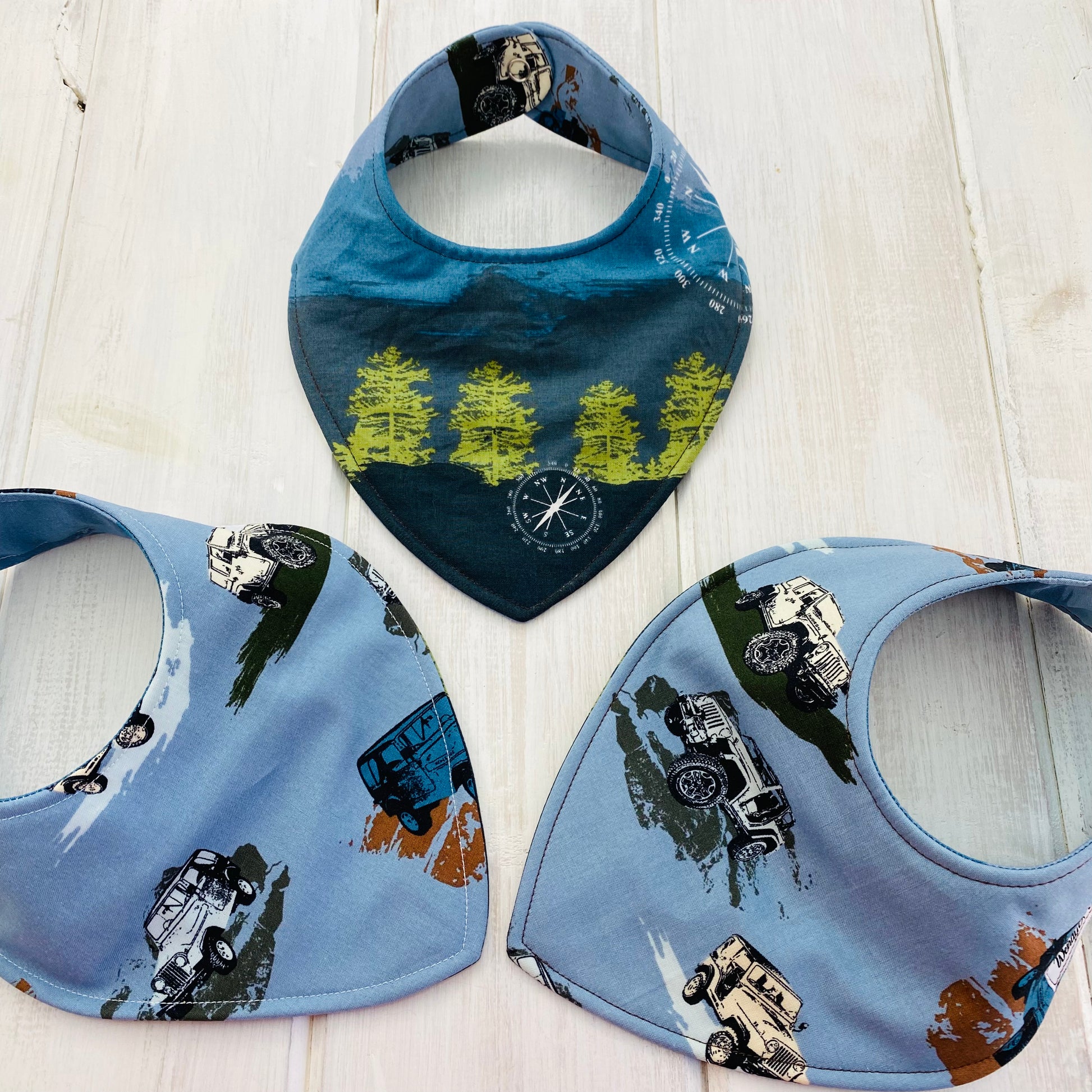 Jeep baby bib, with reverse side in blue gradient forest scene.