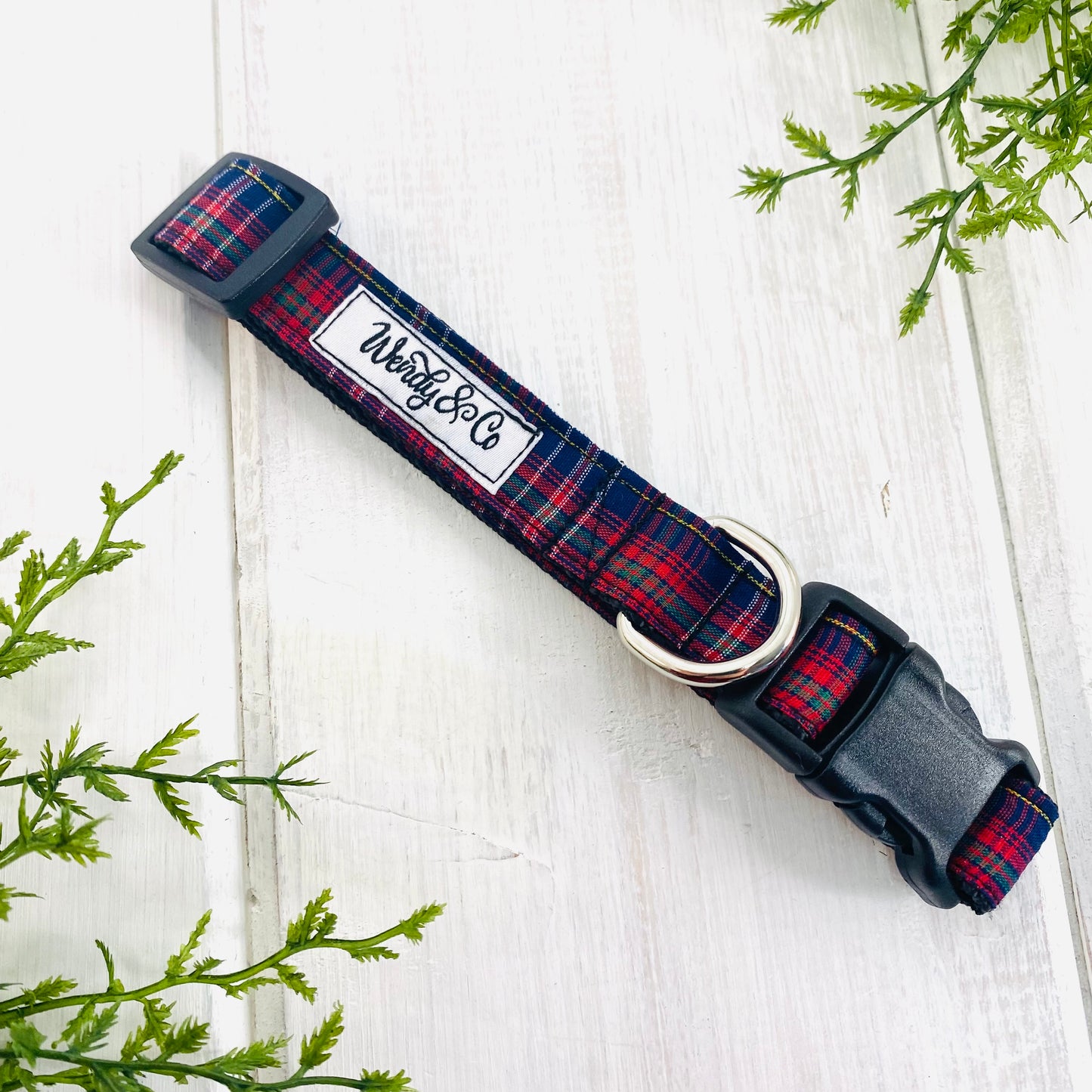 Dog collar in Tartan plaid with red and navy.